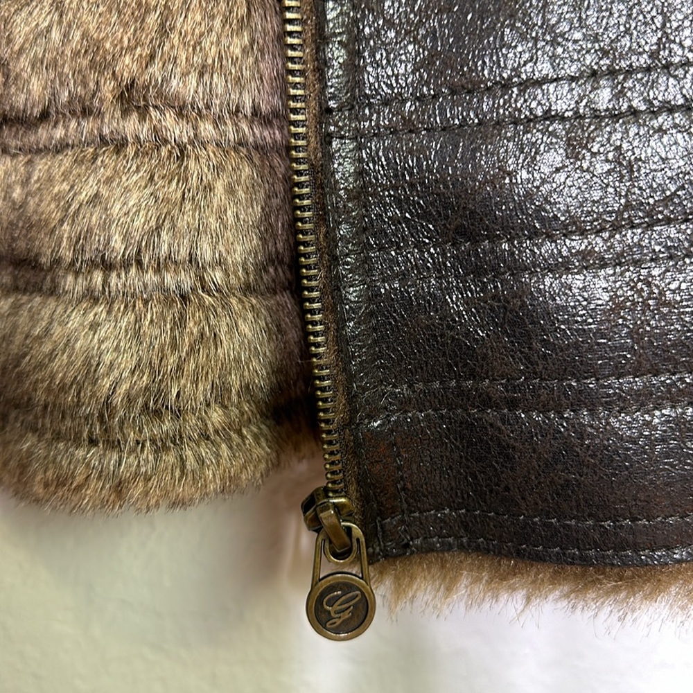 Guess - Picture 9 of 17